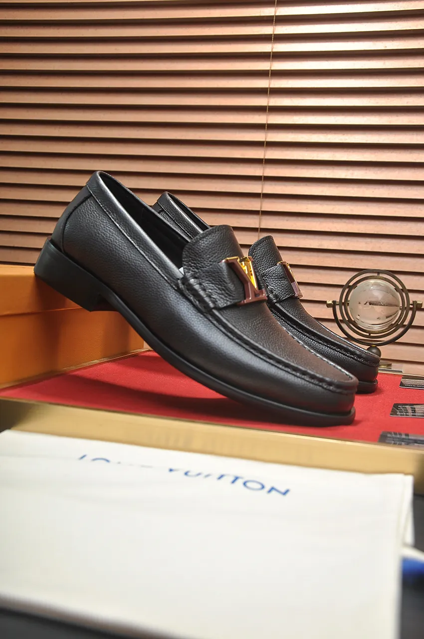 Men's men's shoes 💰520💶 [LV] (original single cowhide lining) 🍀LV's latest genuine leather business suit shoes are launched simultaneously on the official website. The first-layer cowhide imported from Italy is made of heavy gold, 💥official website 1:1 rubber outsole. Versatile to wear, high-end without losing class, and the color combination is extraordinary. This four-season style is alluring when worn on your feet, showing off your big-name flair. Standard code 38-45 (45 customized)